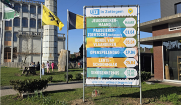 Nieuwe Uit in Zottegem-frames in het straatbeeld